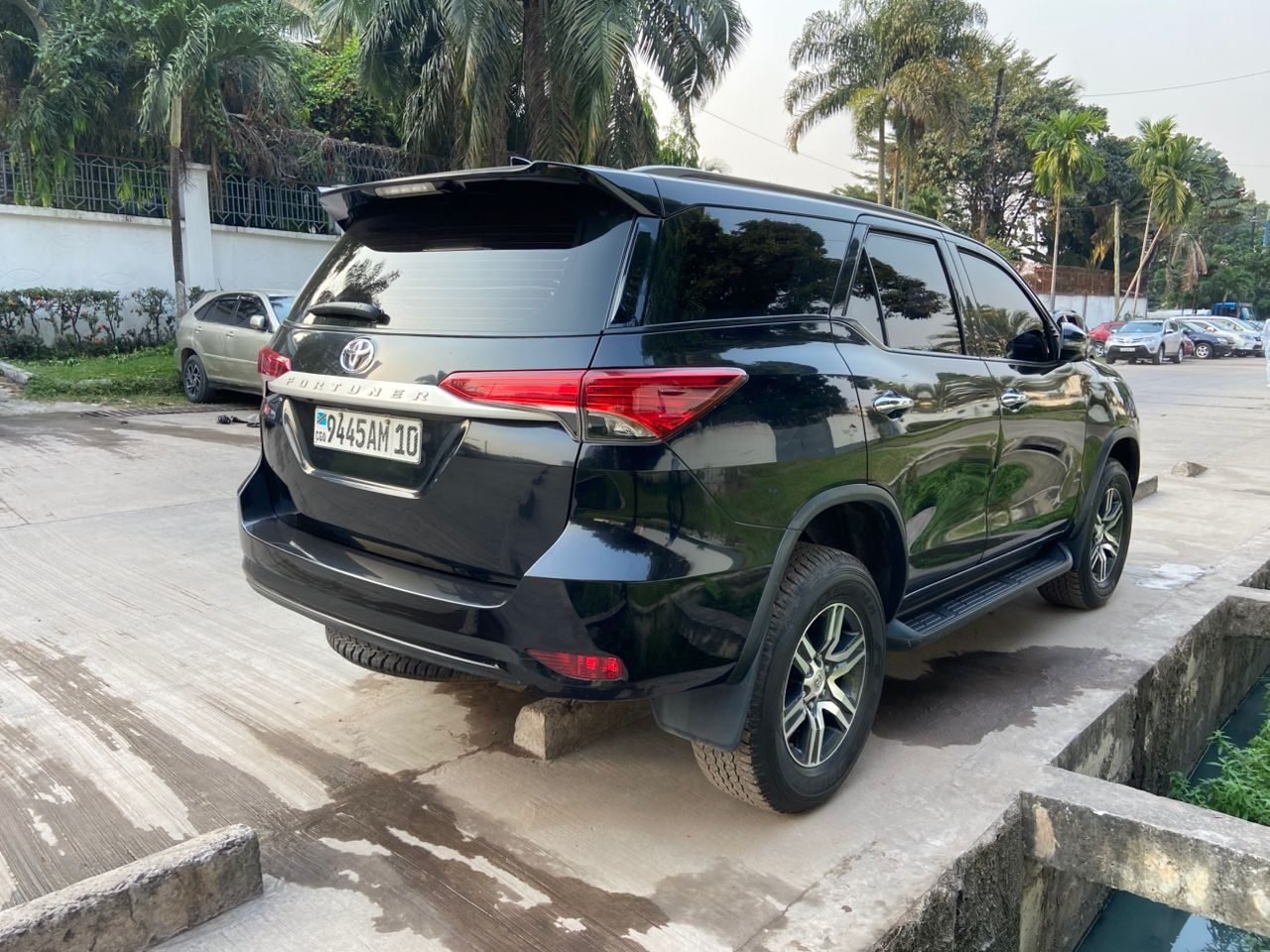 Vue arriere du Toyota Fortuner EWANGA investment