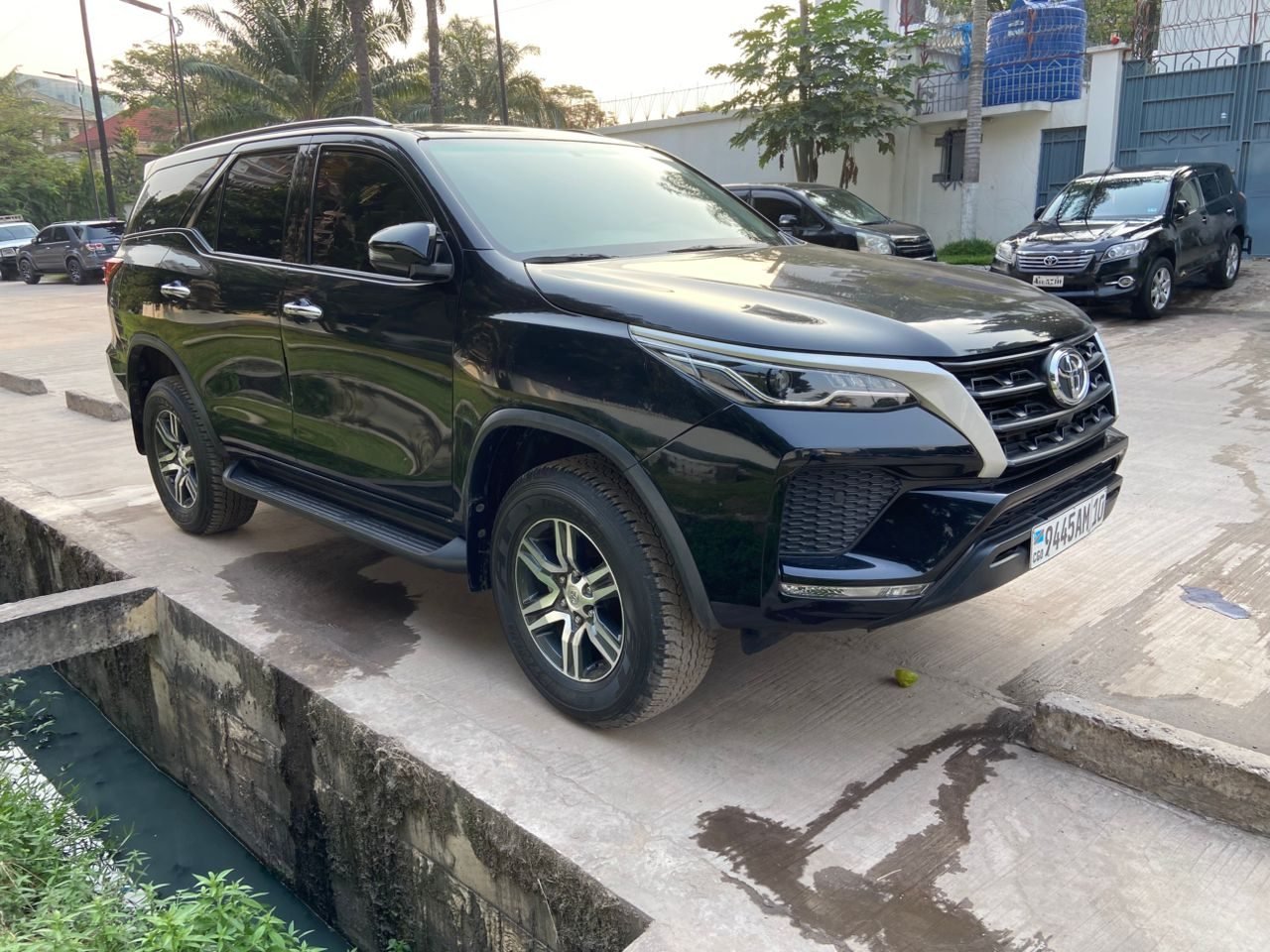 Toyota Fortuner noir de la flotte EWANGA investment